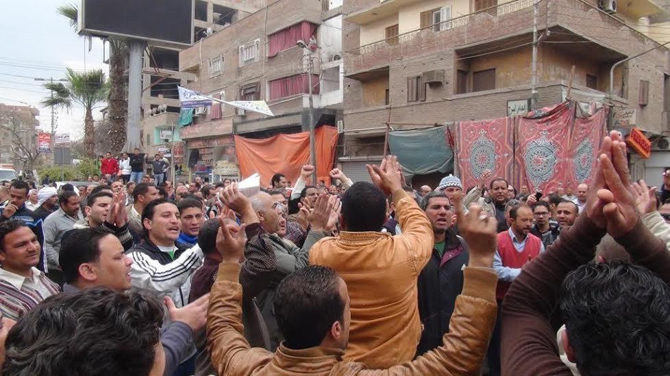 عمال شركة مصر للغزل بالمنوفية يقطعون الطريق العام