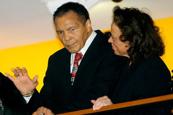 نفل محمد علي كلاي إلى المستشفى