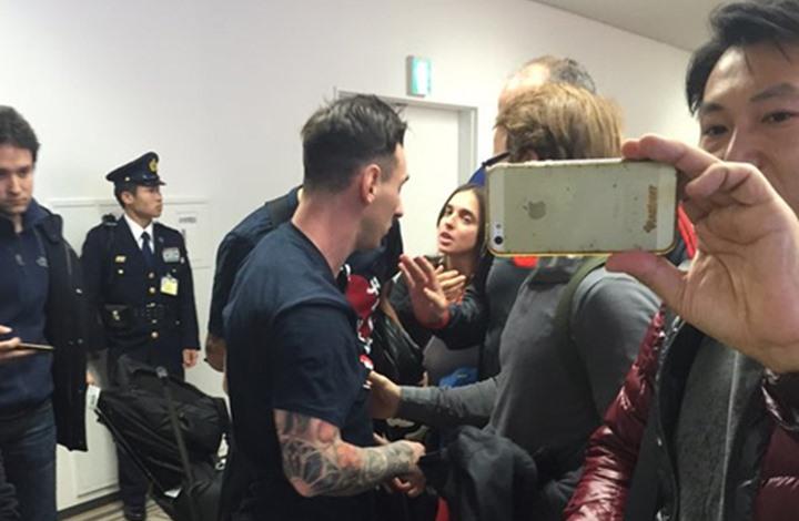 بالصور.. أرجنتينيون يوجهون إهانات ضد ميسي في مطار طوكيو