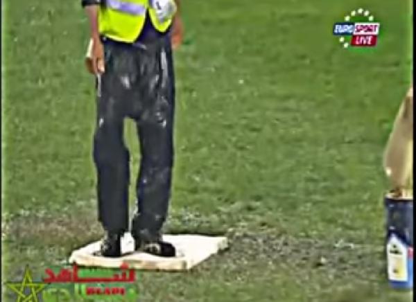 بالفيديو| طرائف المونديال:شاهد كيف جفف العمال ملعب المباراة