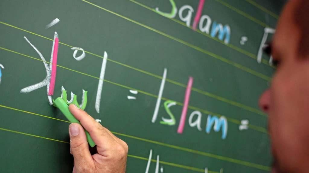 منها إلغاء المادة..3 اقتراحات رسمية مثيرة للجدل بشأن “التربية الدينية”