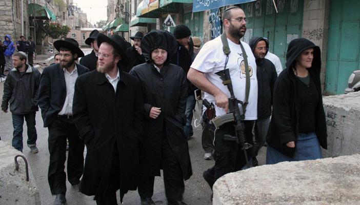 مستوطنون “إسرائيليون” يعتدون على منزل فلسطيني غرب رام الله