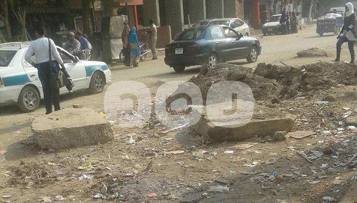 بالصور.. مخلفات الطرق والبلوكات تعوق حركة الطلاب بجامعة الفيوم