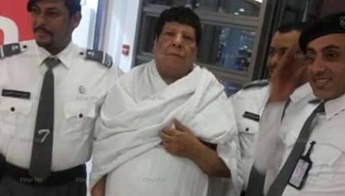 بالفيديو.. شعبان عبدالرحيم بملابس الإحرام ويغني لأحد السعوديين