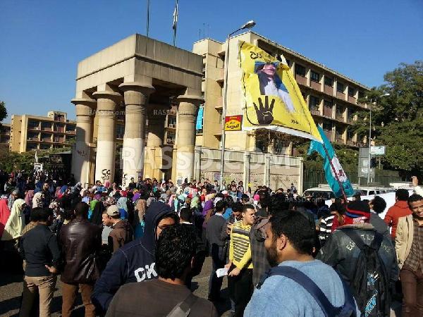 طلاب عين شمس يقطعون شارع الخليفة المأمون متوجهين لوزارة الدفاع