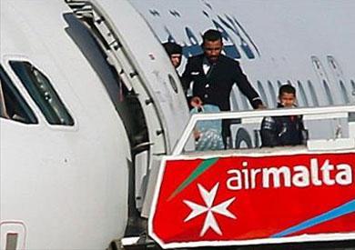 بالفيديو.. خروج الدفعة الأولى من رهائن الطائرة الليبية المختطفة