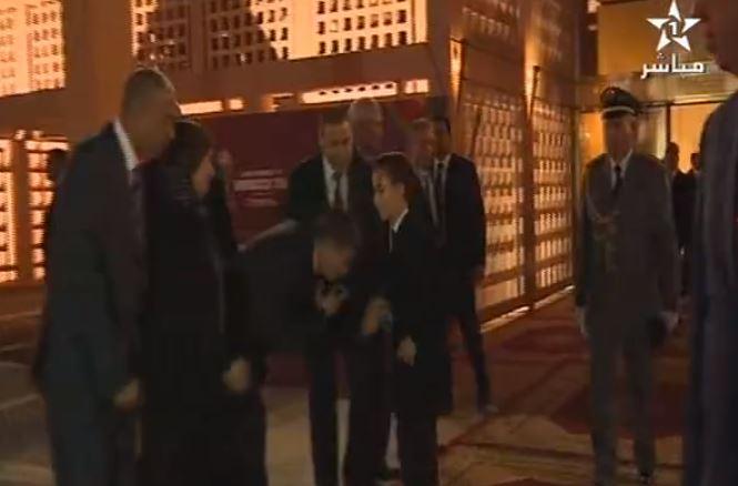 بالفيديو| وزراء المغرب يقبلون يد ابن الملك