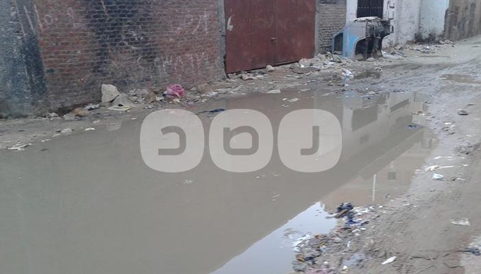 بالصور.. مياه الصرف والقمامة تعوق الحركة بشوارع الإسماعيلية