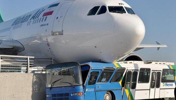 طائرة إيرانية تهبط على سطح حافلة في مطار إسطنبول