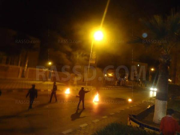 بالصور..شباب يقطعون طريقا بدمياط احتجاجا على هجمات الشرطة