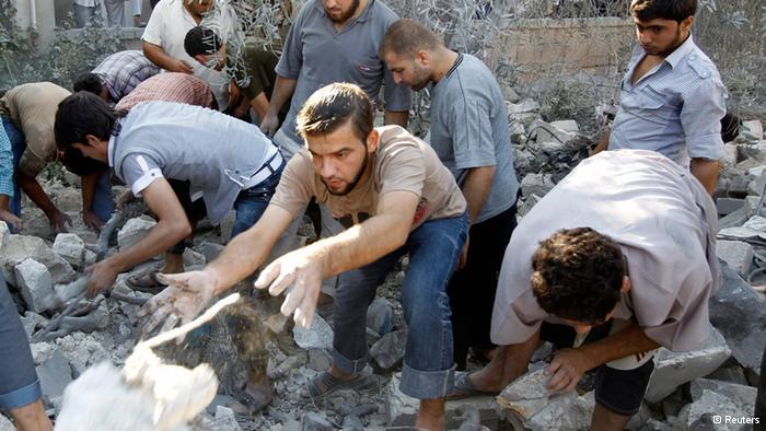 قصف بحلب واتهام للمعارضة باستهداف مواقع للكيميائي