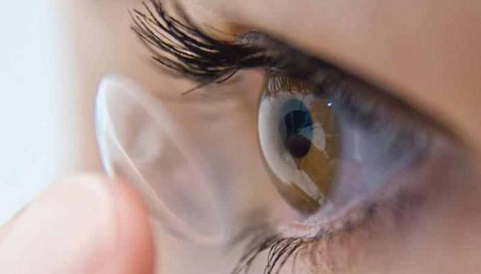 تعرف علي حقيقة 7 شائعات حول العدسات اللاصقة