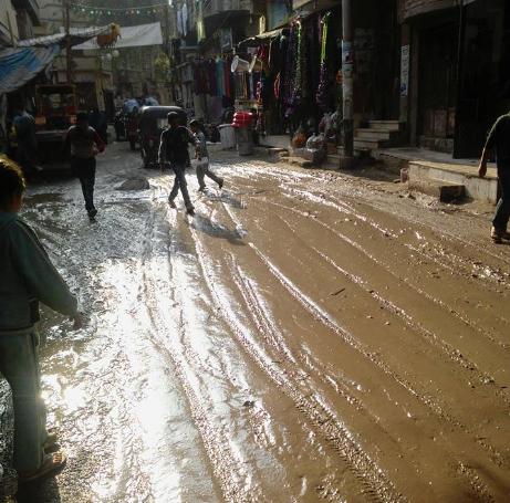 بالصور.. مياه الصرف تغرق شوارع مدينة سنورس بالفيوم