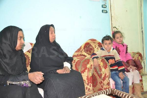 رجال شرطة يضربون سائق ميكروباص اصطدم بسيارتهم