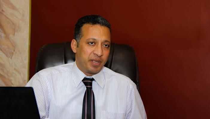 طارق العوضي: قرار منع سفر الطلاب مخالف للدستور والقانون