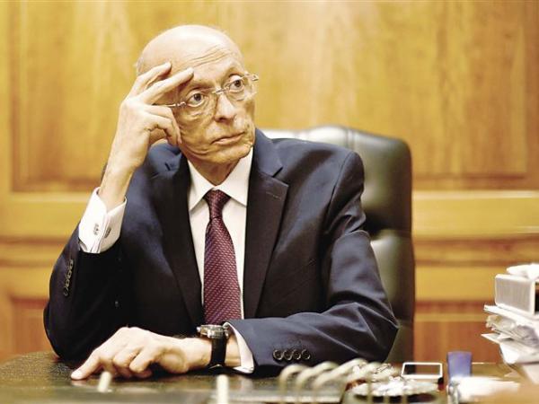 أنباء عن نقل “سيف اليزل” للمستشفى بعد تعرضه لوعكة صحية مفاجئة