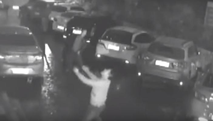 بالفيديو.. إصابة شاب صيني حاول التقاط سيدة وقعت من الطابق الـ11