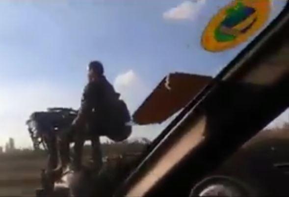 بالفيديو| حافلة تسير بدون هيكل خارجي