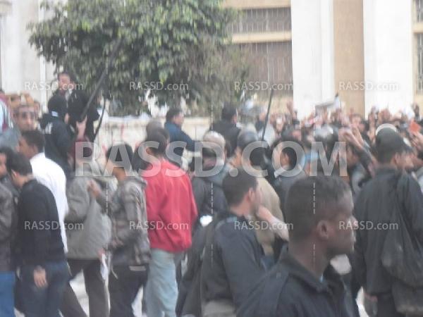 الأمن يعتدى على طلاب تربية الأزهرأثناء دخولهم الامتحان