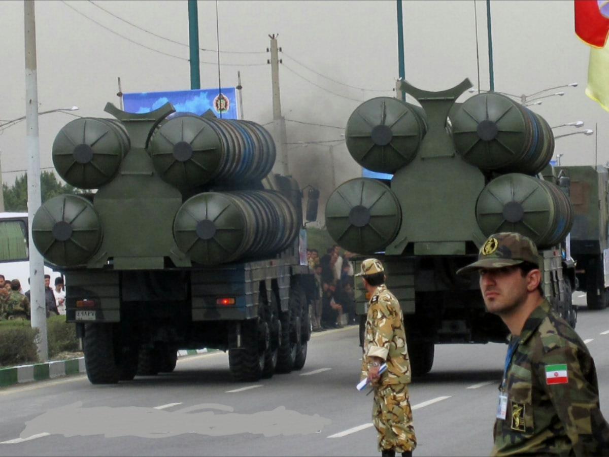 روسيا تبدأ إرسال أنظمة “إس-300” الصاروخية لإيران