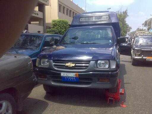 صورة سيارة شرطة مخالفة ومقيدة تثير سخرية رواد فيس بوك