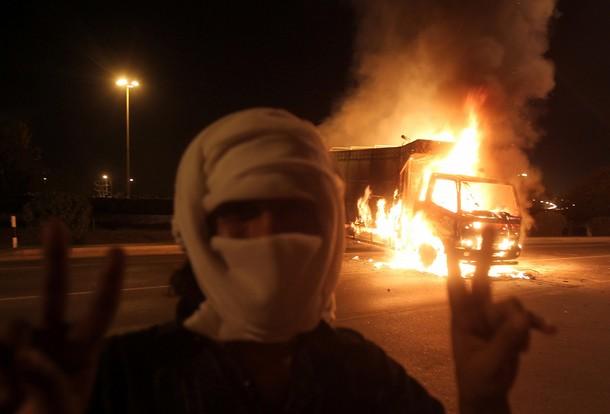 لتشويه طلاب الأزهر.. بلطجي يهاجم السيارات أمام المدينة الجامعية