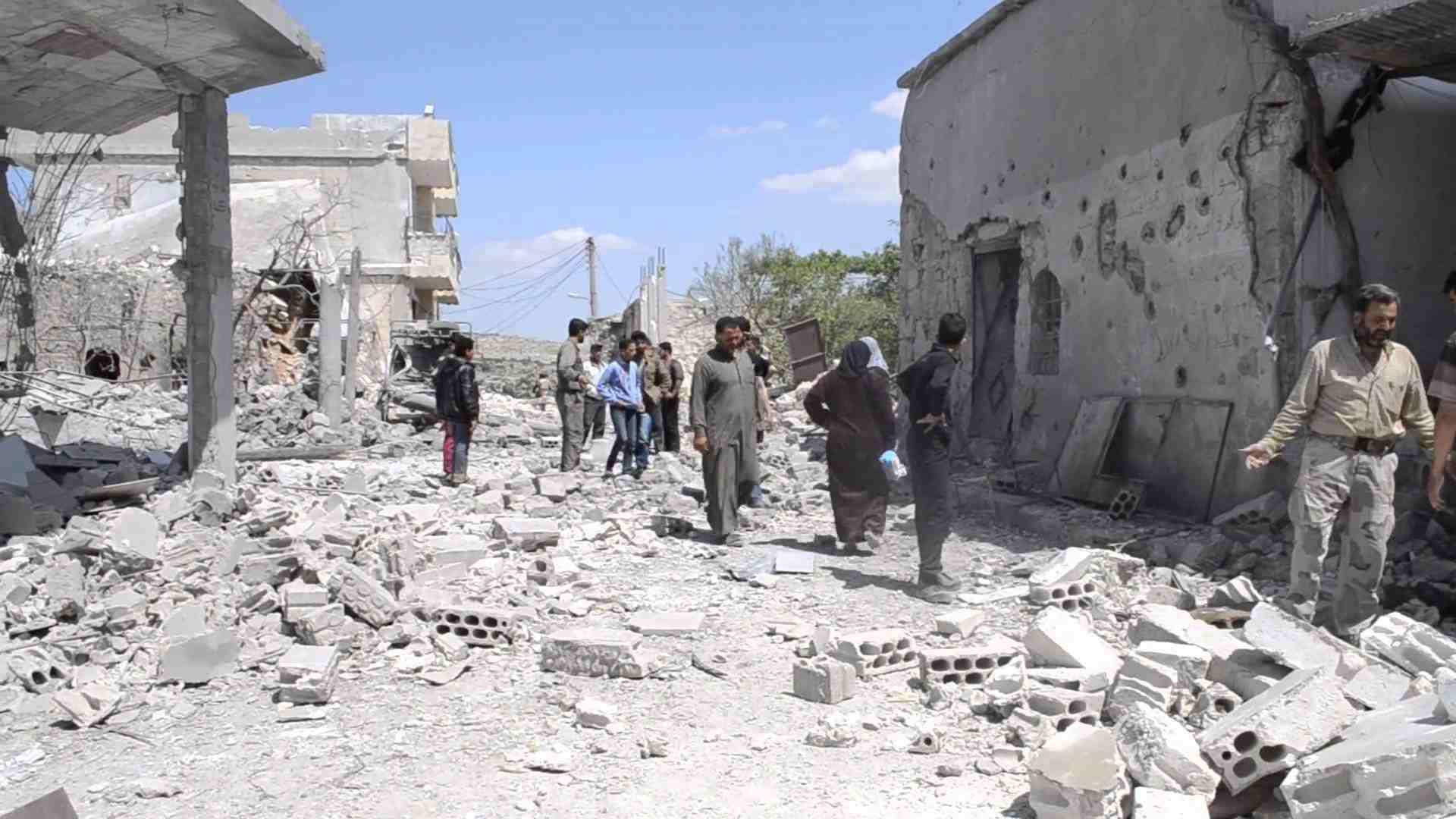 مقتل 8 سوريين في قصف روسي على مخيم عشوائي بريف إدلب