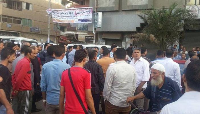 سائقو الأجرة بالزقازيق يتظاهرون لوقف عمل الـ”ملاكي” كسيارات تاكسي