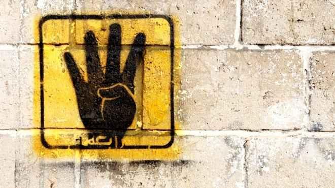 حبس 3 أردنيين 6 أشهر بتهمة حيازة شعار “رابعة”