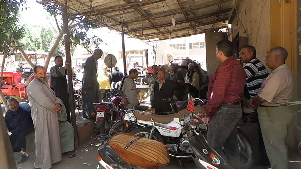 عمال نظافة الدقهلية يواصلون الإضراب.. والقمامة تتراكم بالشوارع