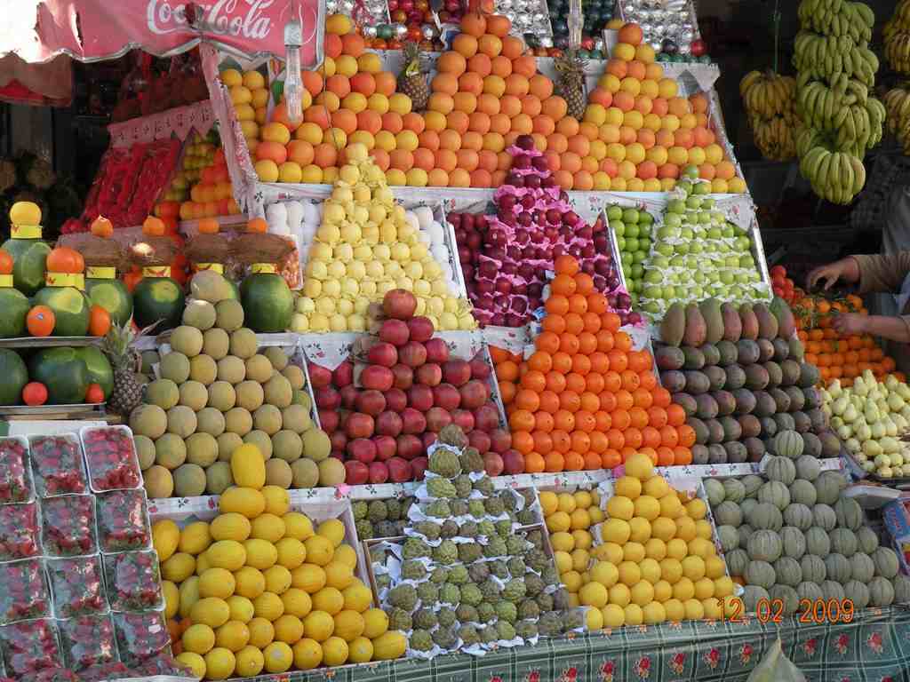 Фрукты есть в египте. Шарм-Эль-Шейх рынок фруктов. Фрукты в Шарм Эль Шейхе. Египетские фрукты. Овощной рынок в Шарм Эль Шейхе.
