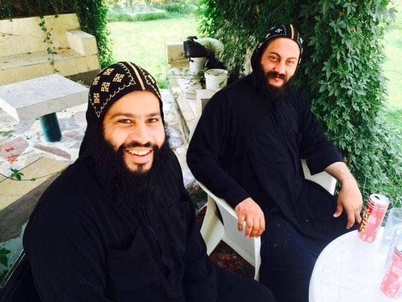 صورة تجمع الراهبان الذين حاولا الانتحار